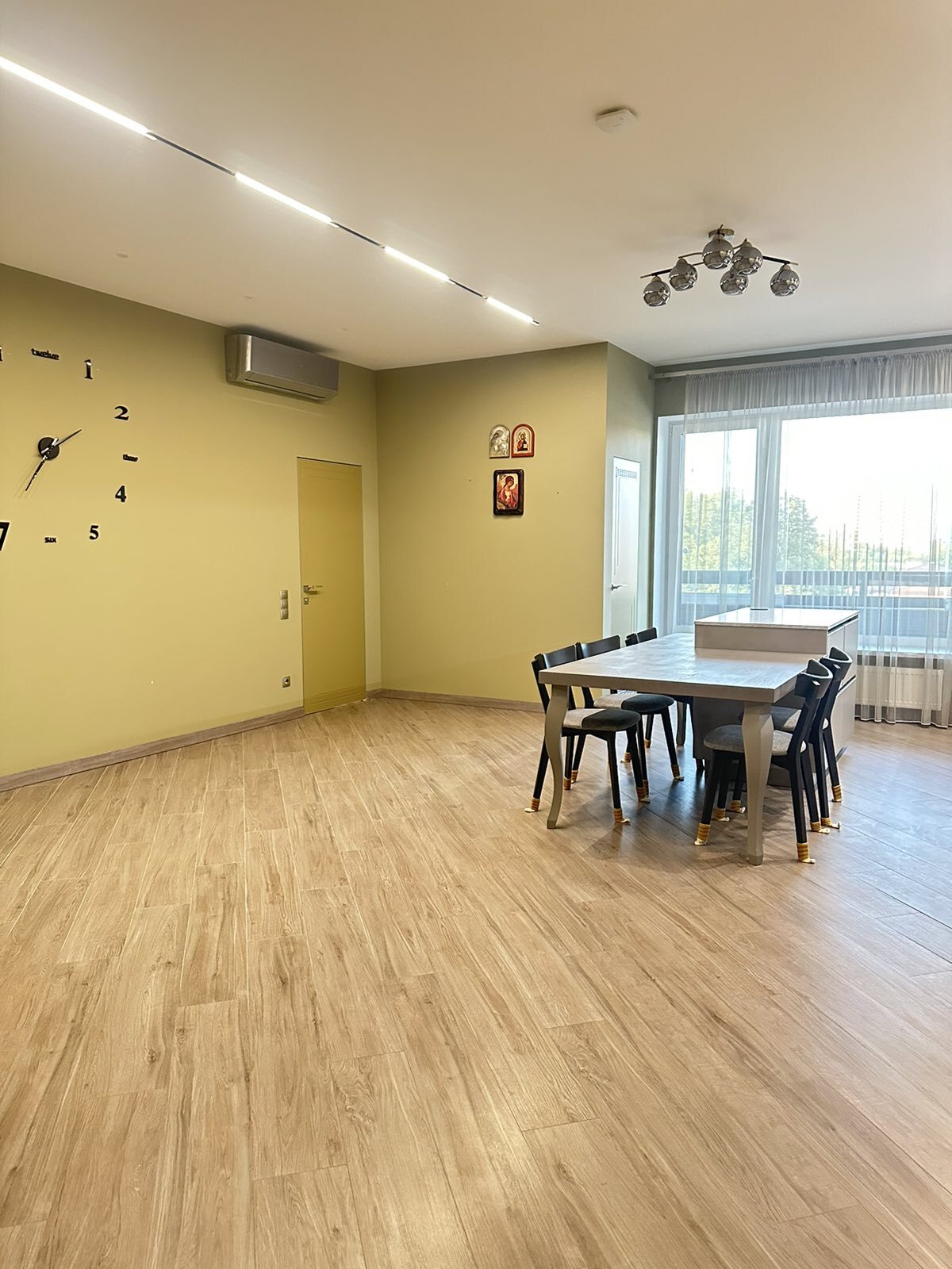 Продаж 3-кімнатної квартири 122 м², Клементова Дача вул.