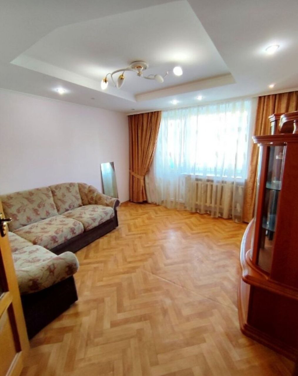 Оренда 3-кімнатної квартири 64 м², Інститутська вул.