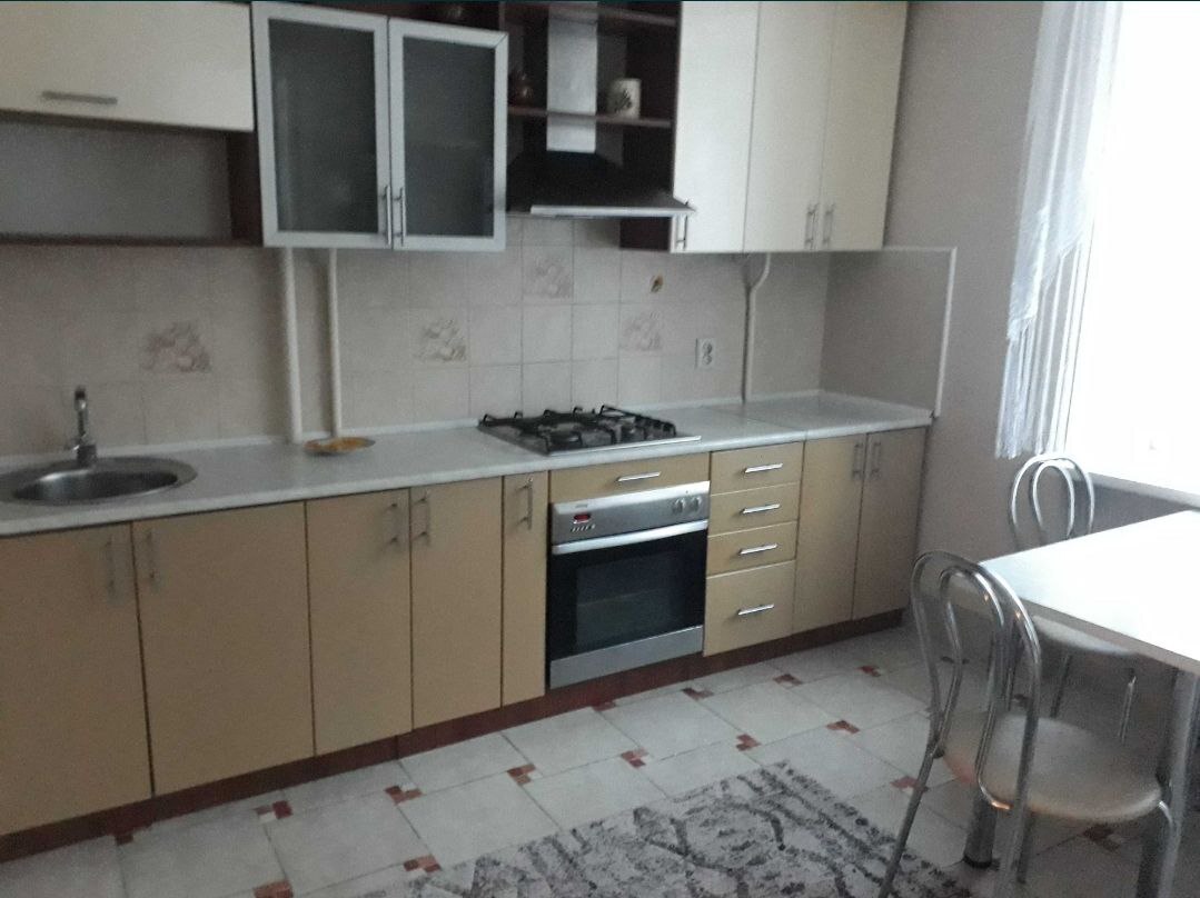 Продаж 2-кімнатної квартири 75 м², Будівельників вул.