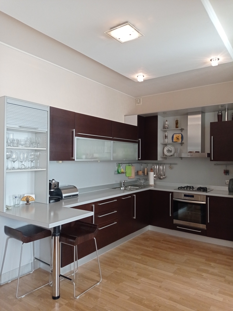 Продаж 4-кімнатної квартири 140 м², Школьный бул., 24