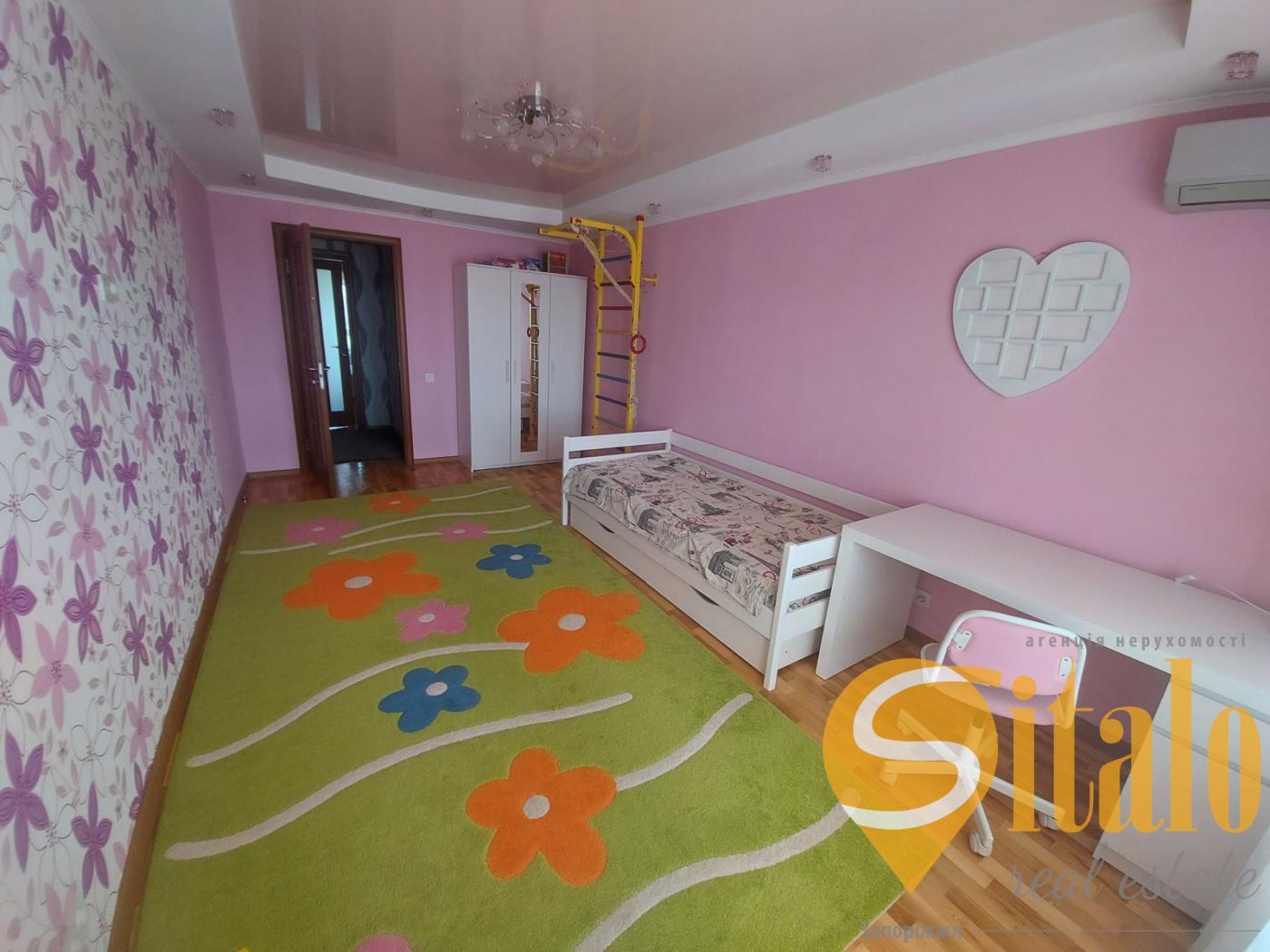Продаж 3-кімнатної квартири 68 м², Українська вул.