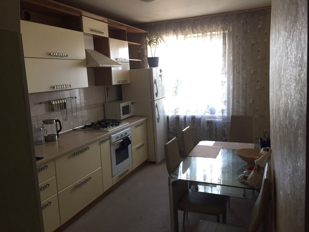 Продаж 3-кімнатної квартири 72 м², Крюкова вул.