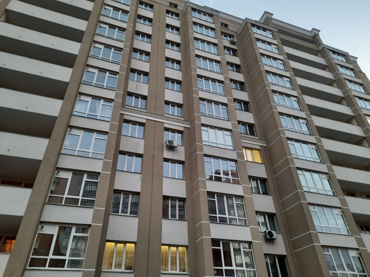 Продаж 3-кімнатної квартири 107.2 м², Зарічанська вул.