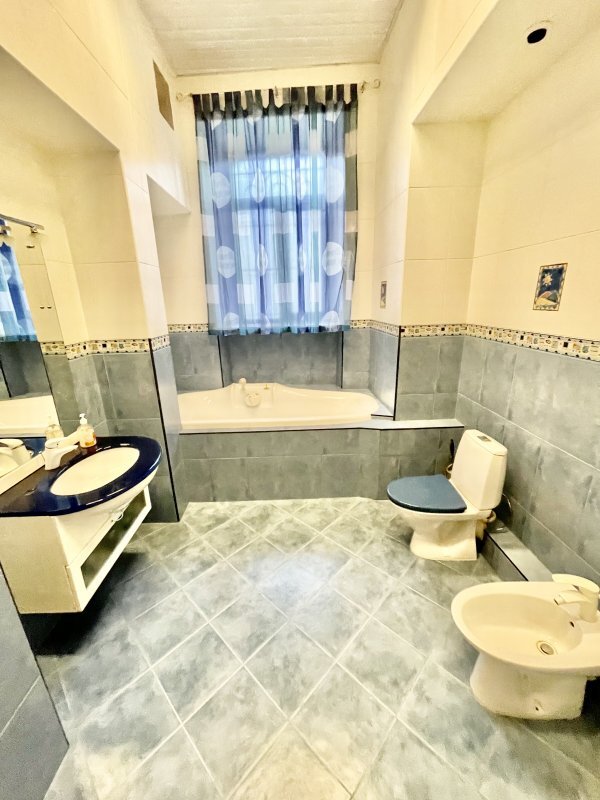 Продажа 4-комнатной квартиры 295 м², Семинарская ул., 4