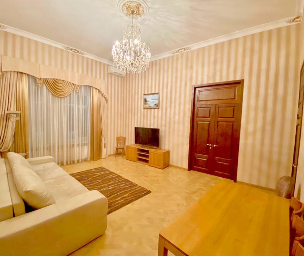 Продаж 5-кімнатної квартири 220 м², Сумська вул., 19