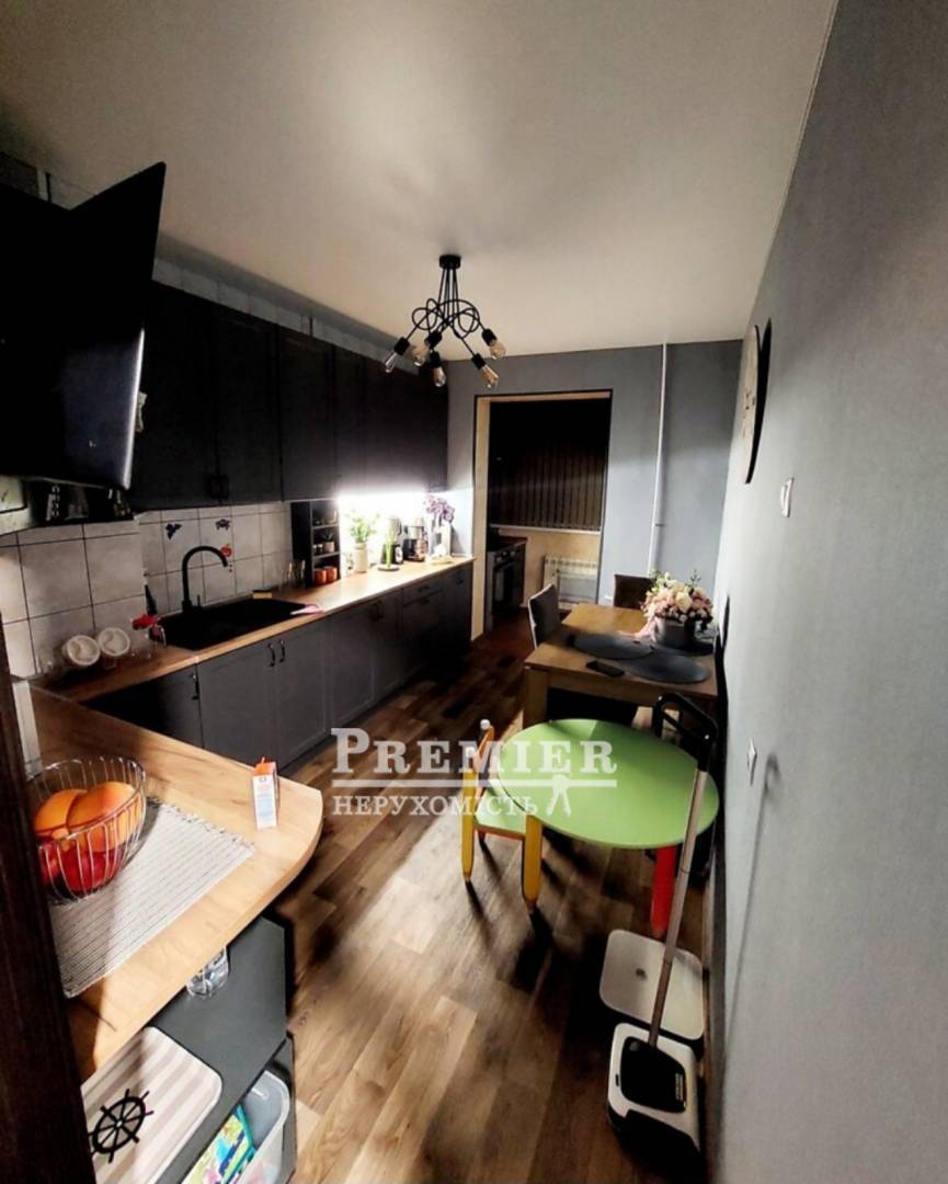 Продаж 3-кімнатної квартири 68 м², Героїв оборони Одеси вул.