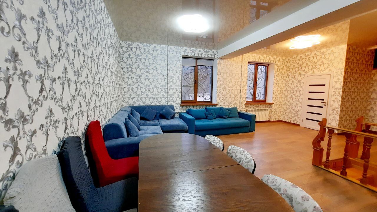 Продаж будинку 439 м², Виконкомівська вул.