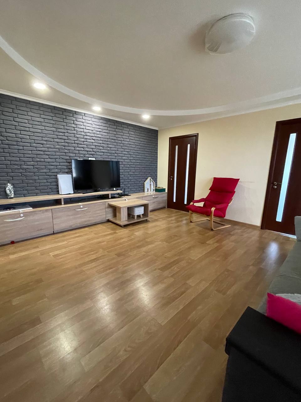 Продажа 4-комнатной квартиры 94 м², Тополь 1 ул.