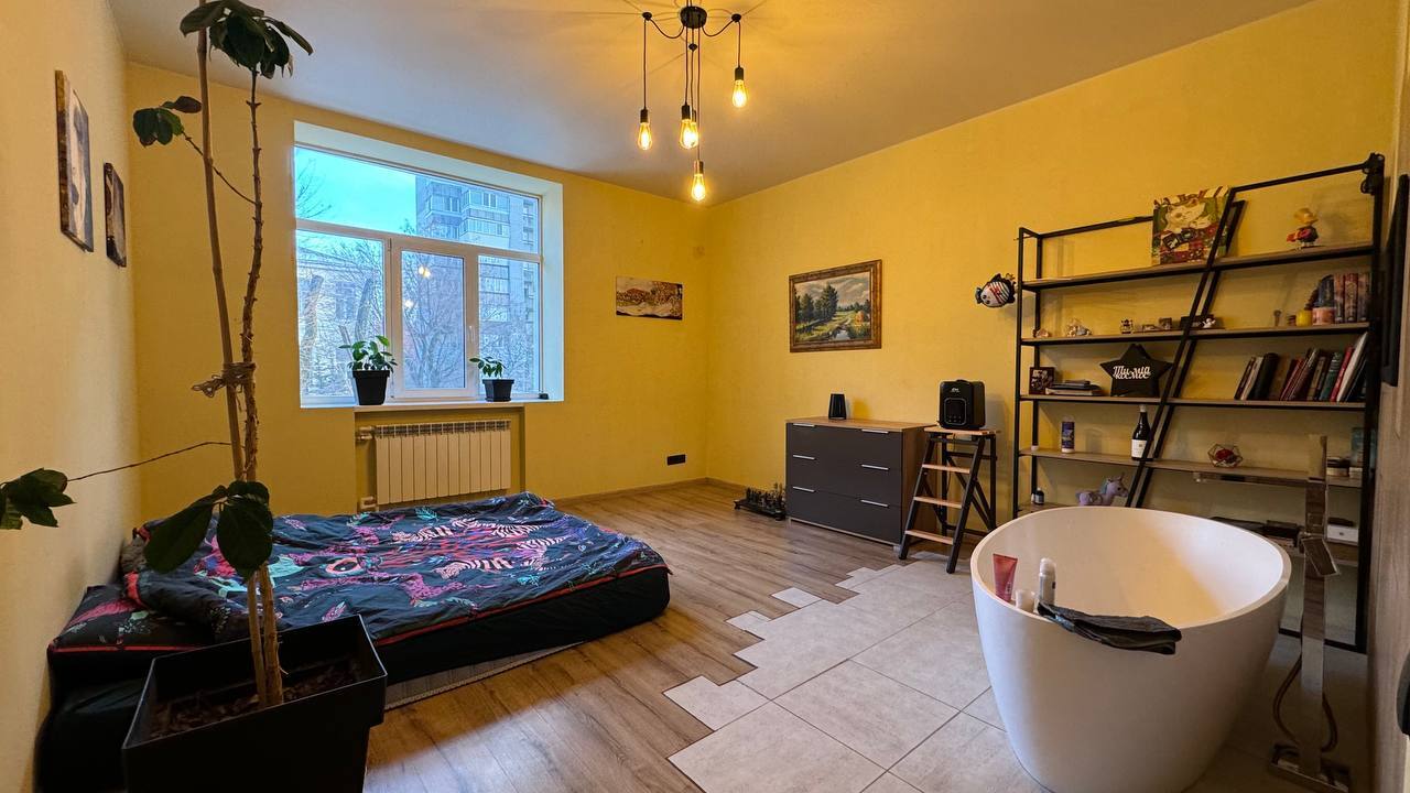 Продажа 3-комнатной квартиры 70 м², Писаржевского ул.