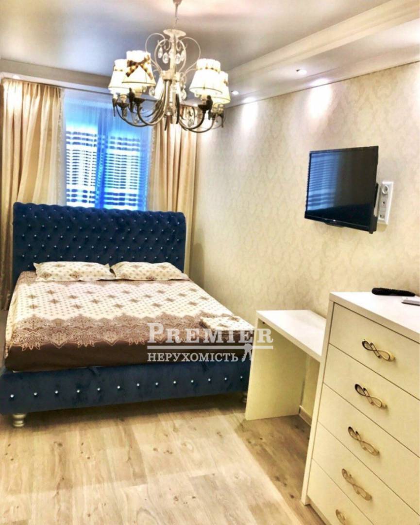 Продаж 2-кімнатної квартири 75 м², Корабельная вул.