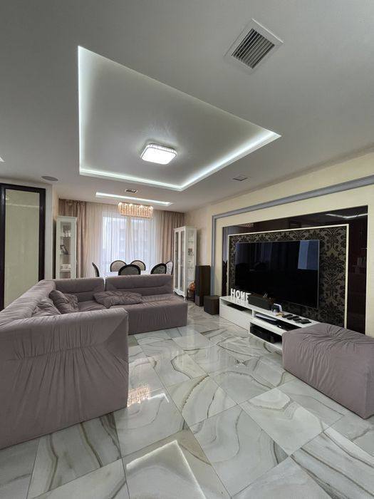 Продажа 4-комнатной квартиры 127 м², Василия Жуковского ул.