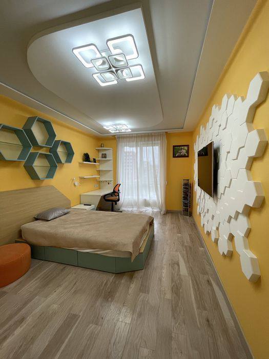 Продажа 4-комнатной квартиры 127 м², Василия Жуковского ул.