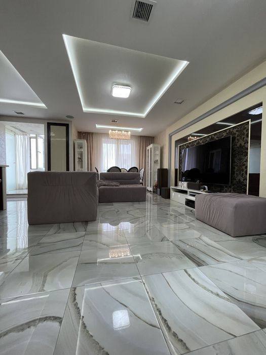 Продажа 4-комнатной квартиры 127 м², Василия Жуковского ул.