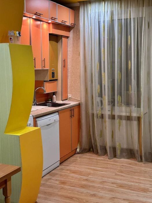 Оренда 2-кімнатної квартири 87 м², Зарічанська вул.