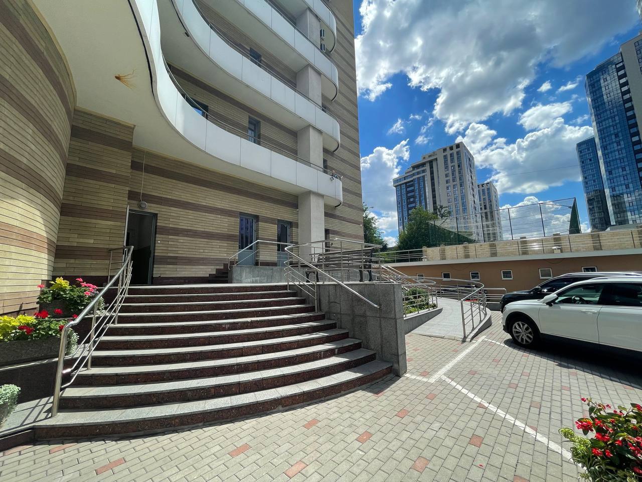 Продаж 4-кімнатної квартири 156 м², Дмитрія Яворницького просп.