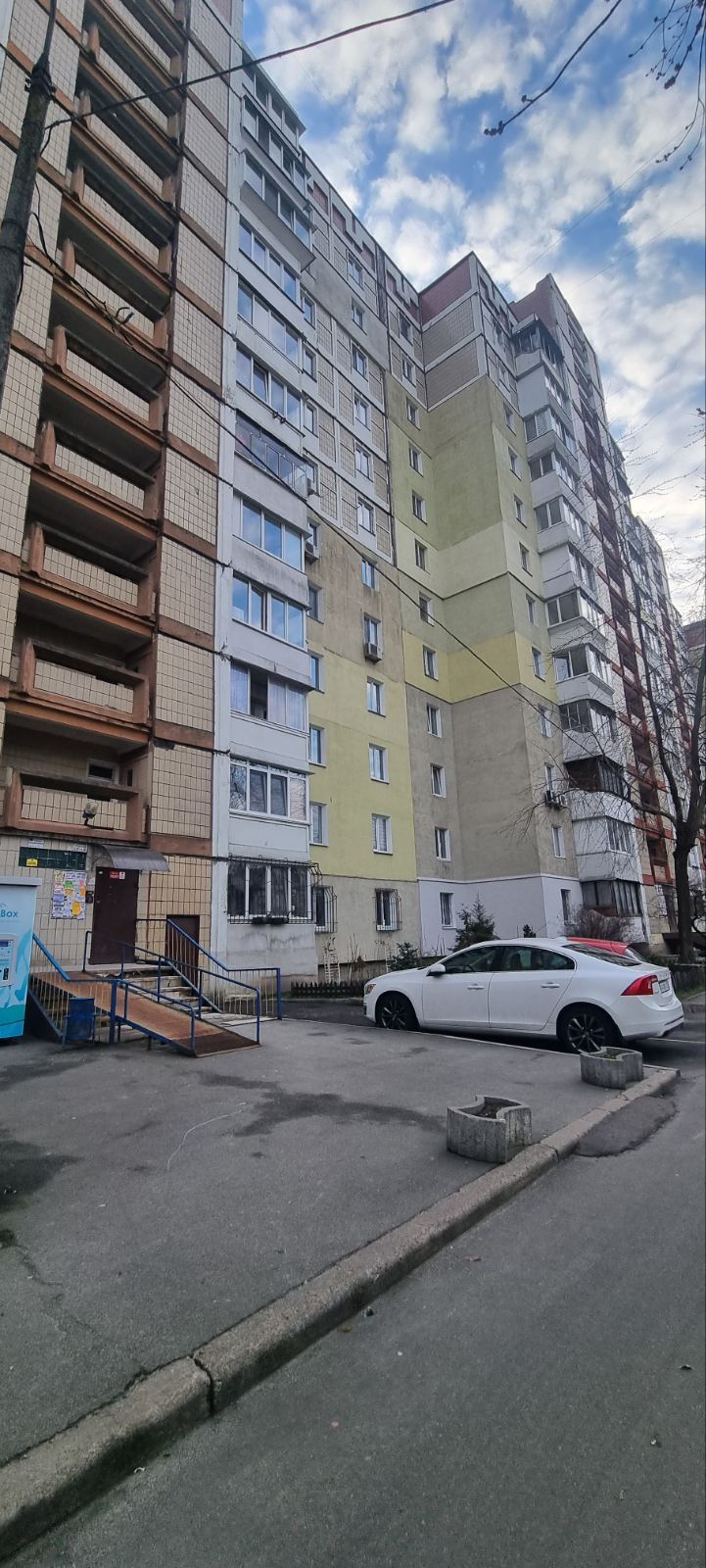 Продаж 3-кімнатної квартири 75.5 м², Володимира Маяковського просп.