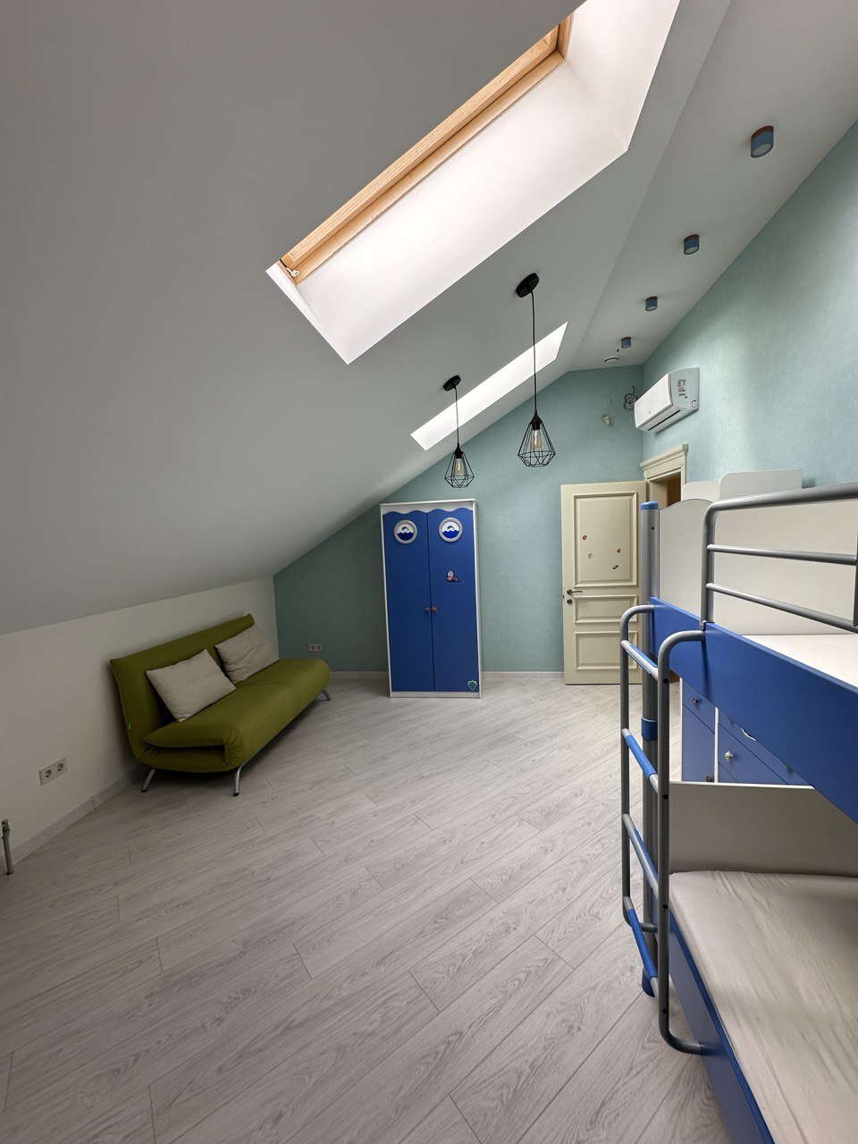 Продажа 5-комнатной квартиры 229 м², Космическая ул.