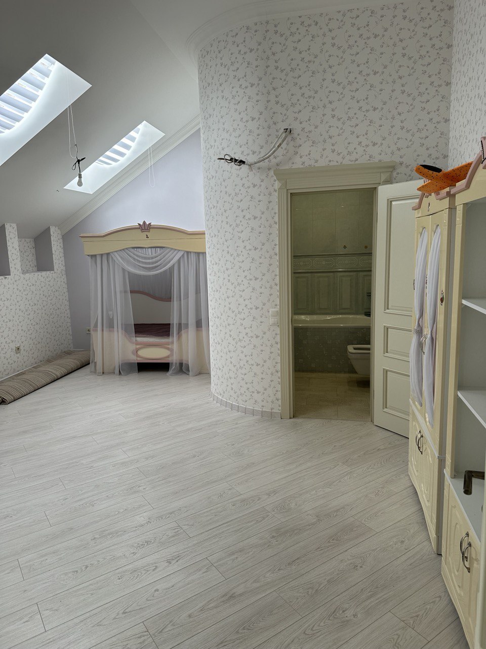 Продажа 5-комнатной квартиры 229 м², Космическая ул.