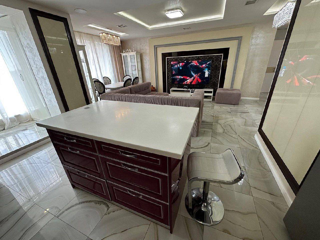 Продажа 4-комнатной квартиры 127.6 м², Василия Жуковского ул.