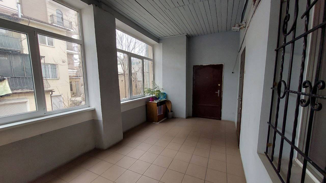 Продажа 2-комнатной квартиры 65.5 м², Базарная ул.