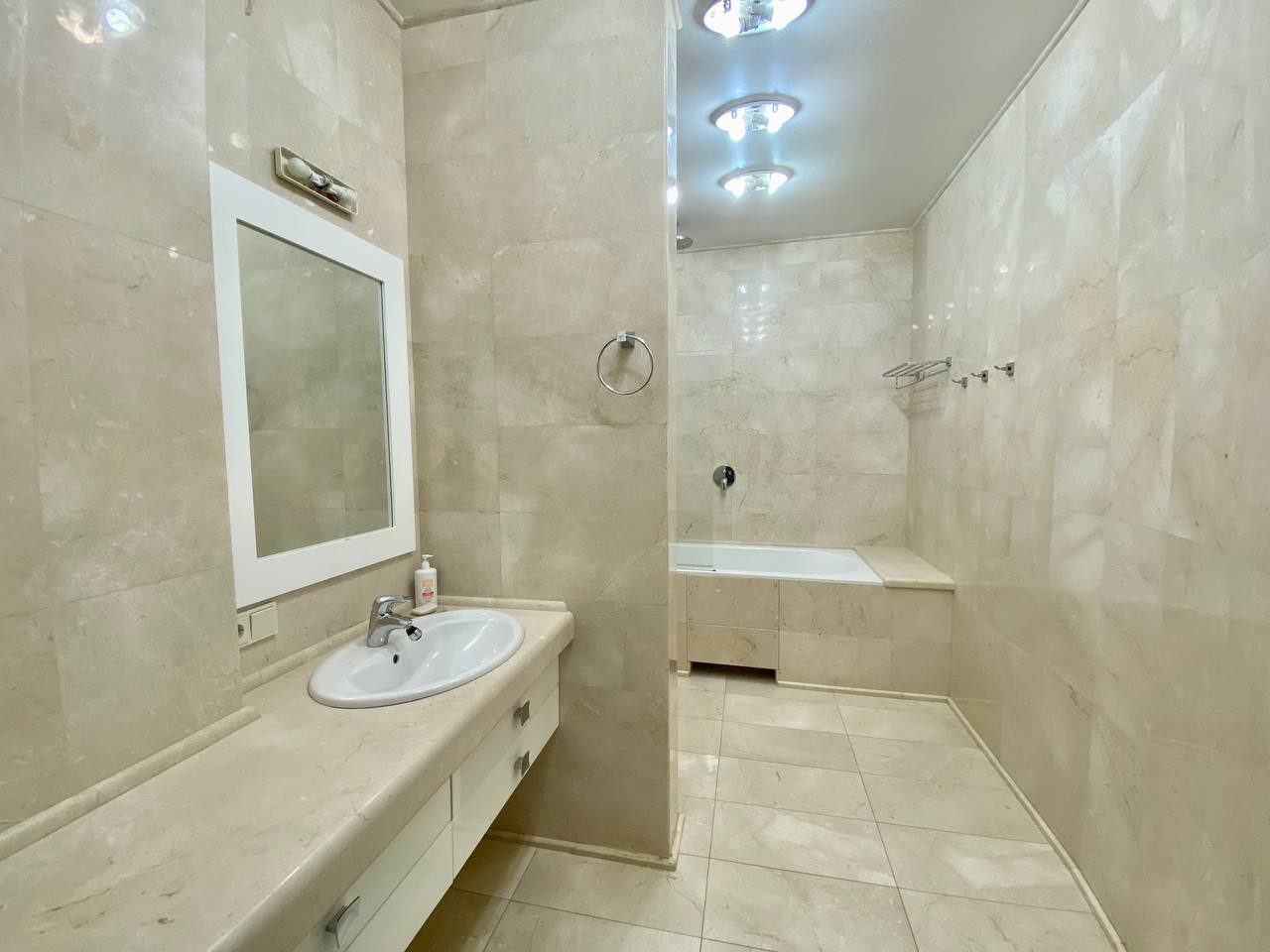 Продажа 4-комнатной квартиры 135 м², Кучеревского бул.
