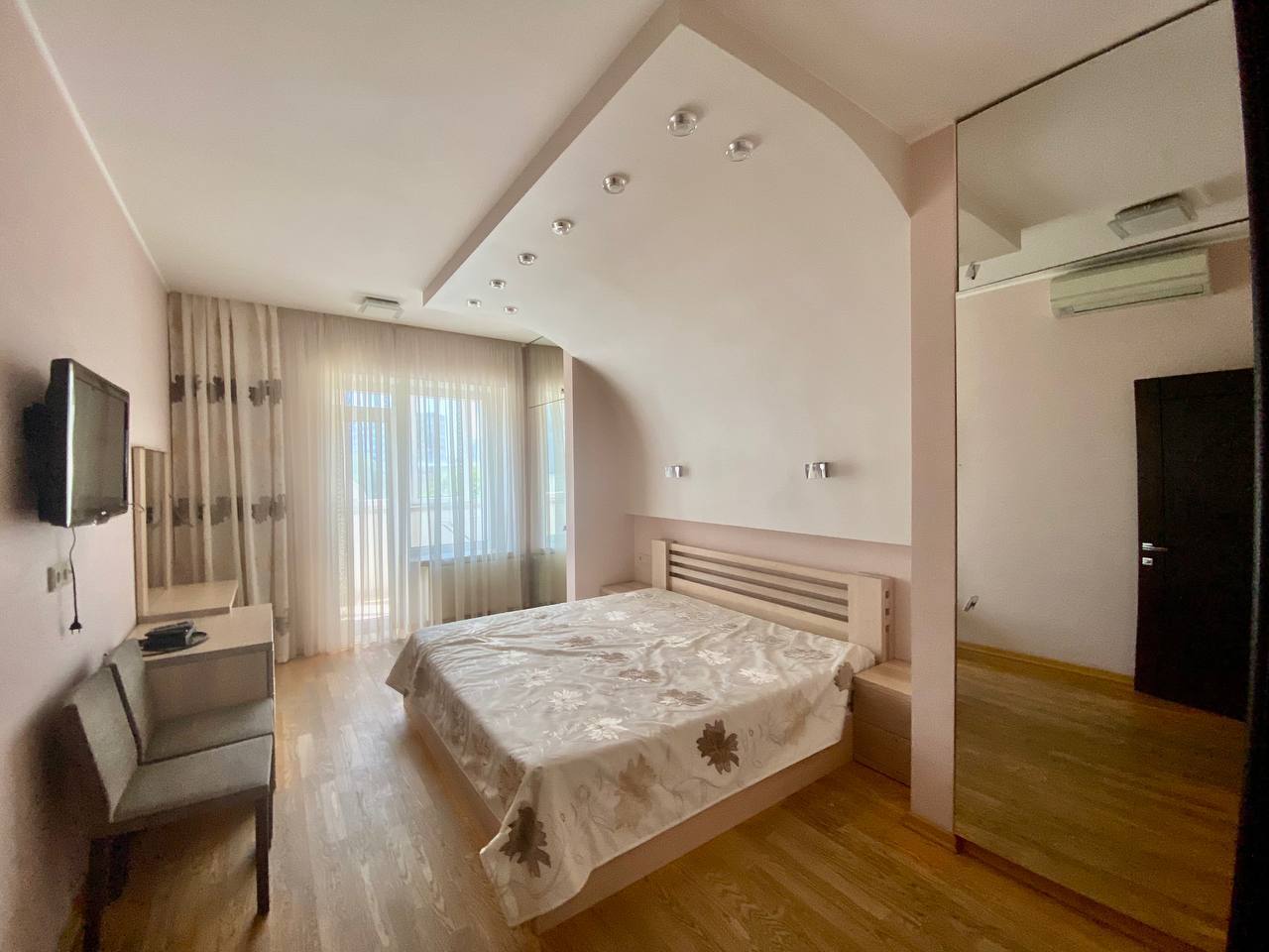 Продажа 4-комнатной квартиры 135 м², Кучеревского бул.