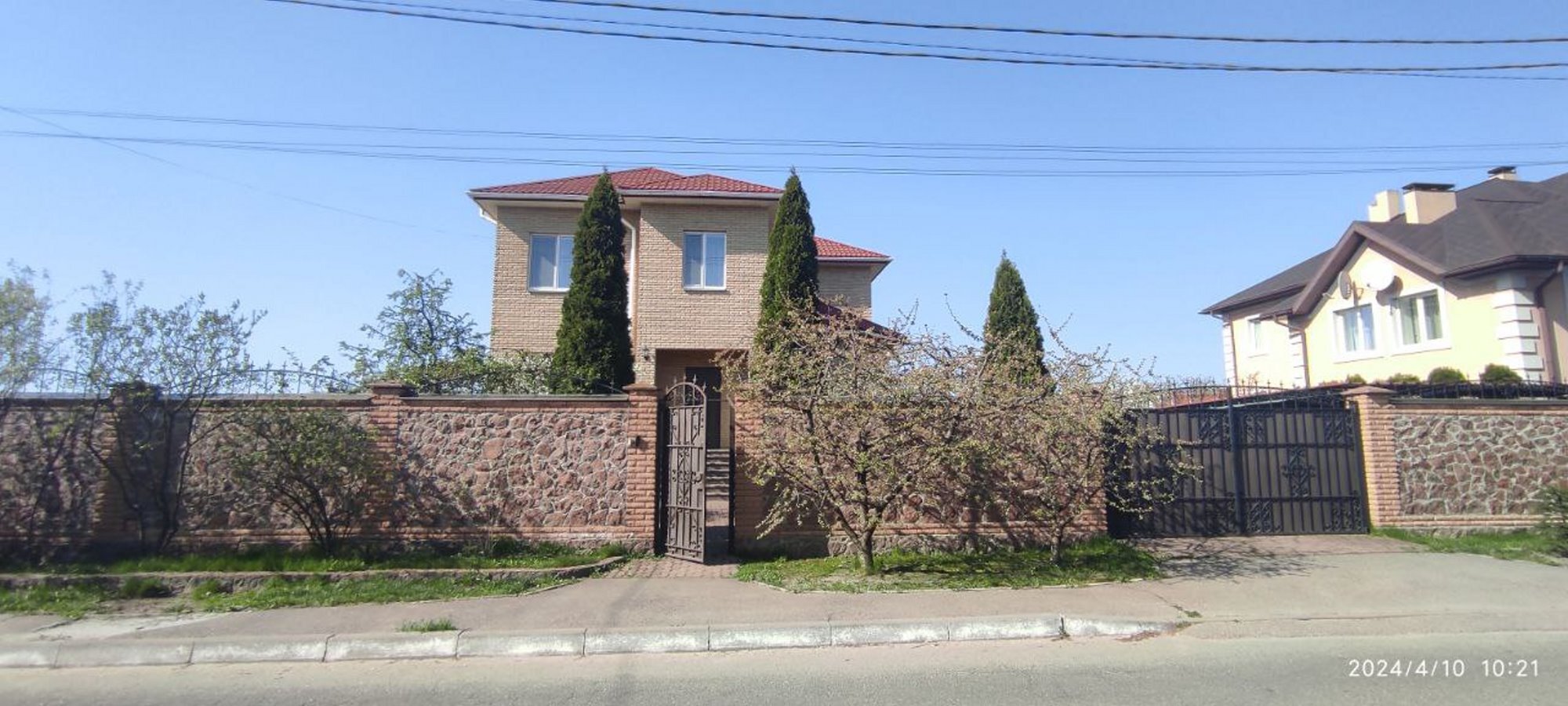 Продаж будинку 290 м²