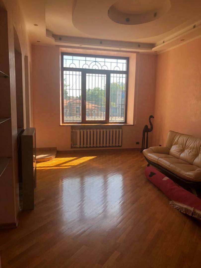 Продажа 4-комнатной квартиры 90 м², Пироговская ул.