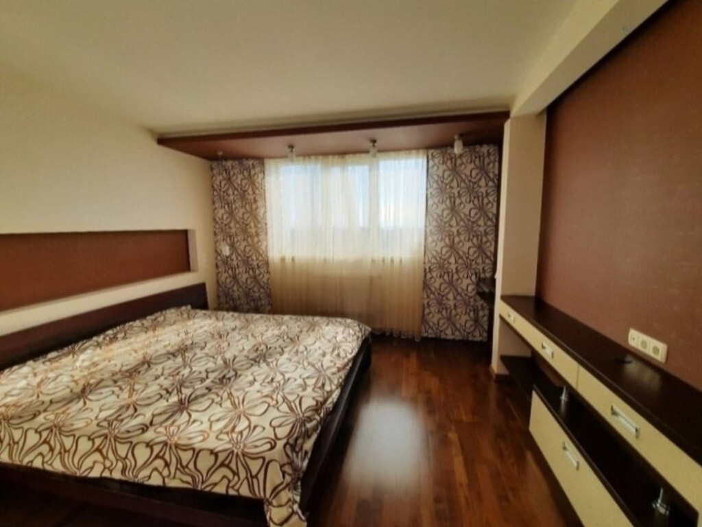 Продаж 3-кімнатної квартири 98 м², Парковая вул., 22Б