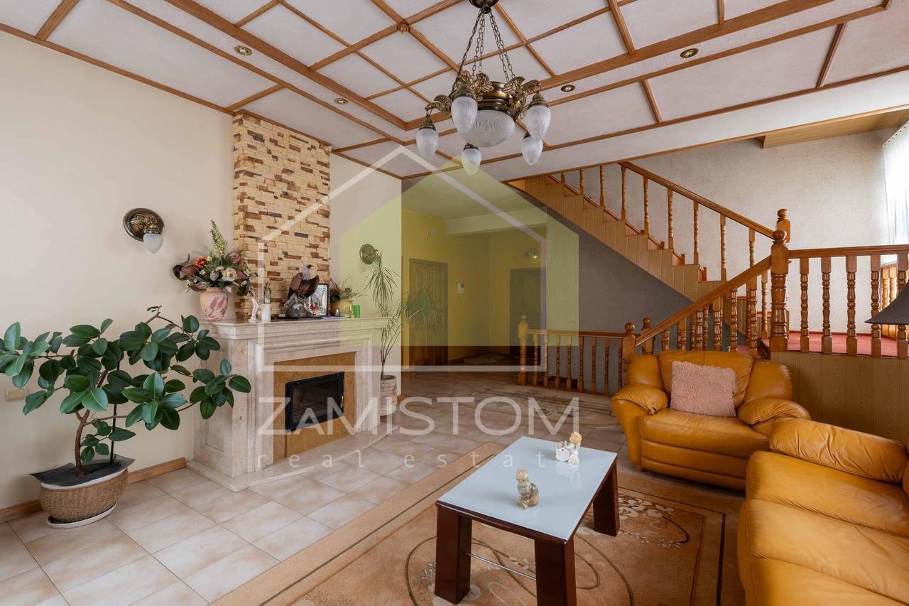Продаж будинку 311 м²