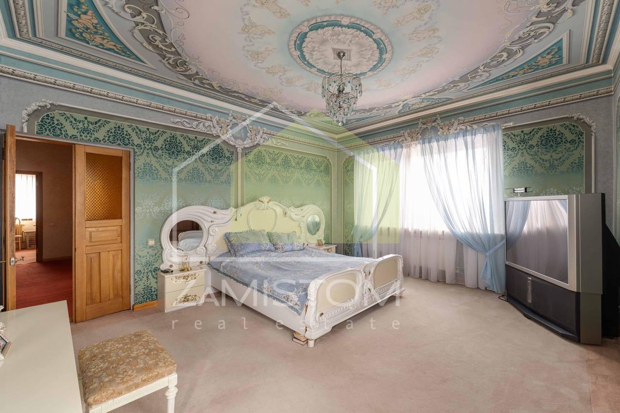 Продаж будинку 311 м²