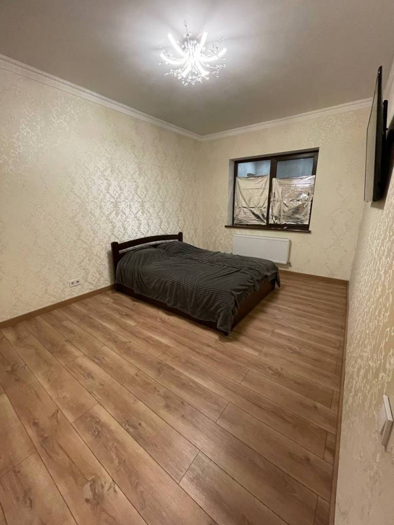 Продаж 1-кімнатної квартири 69 м², Крылова вул.