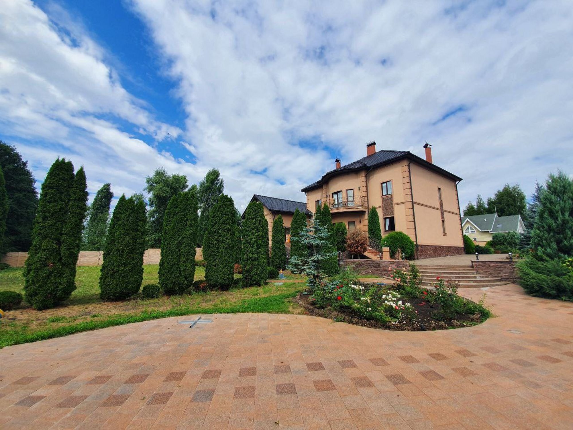 Продаж будинку 790 м²