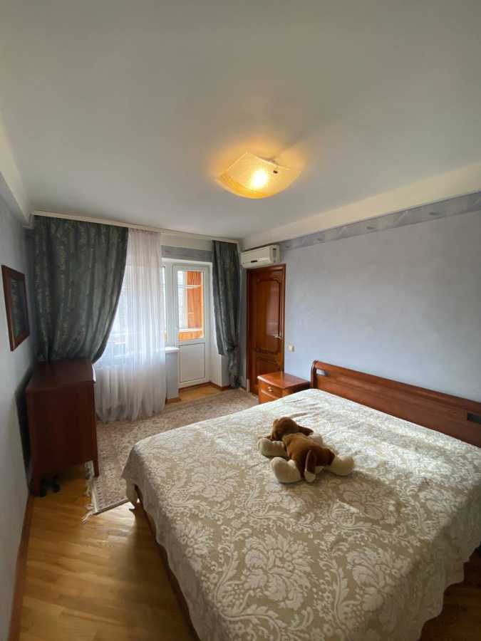 Продаж 2-кімнатної квартири 45 м², Кирилівська вул., 127
