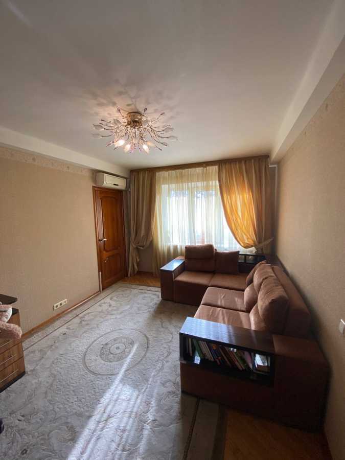 Продаж 2-кімнатної квартири 45 м², Кирилівська вул., 127