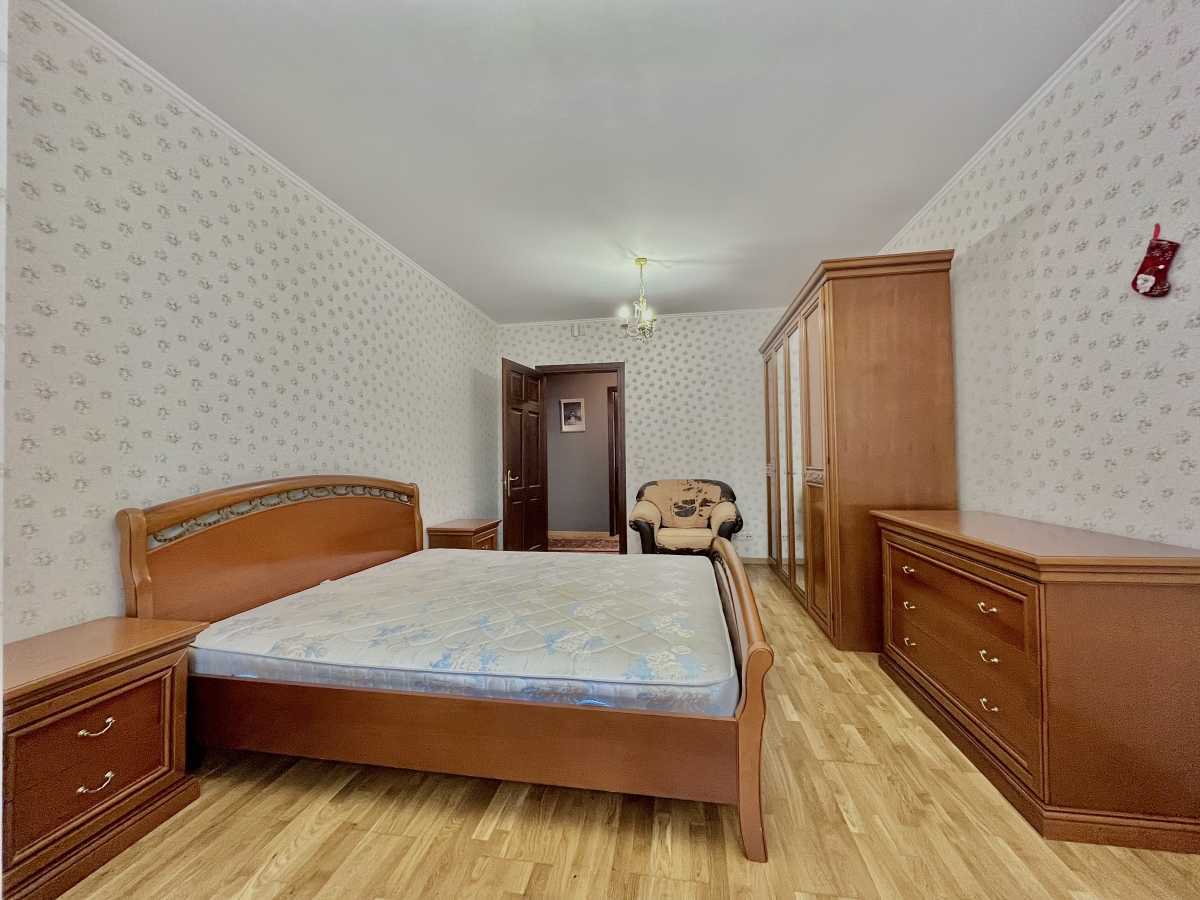 Оренда 4-кімнатної квартири 200 м², Василя Тютюнника вул., 40