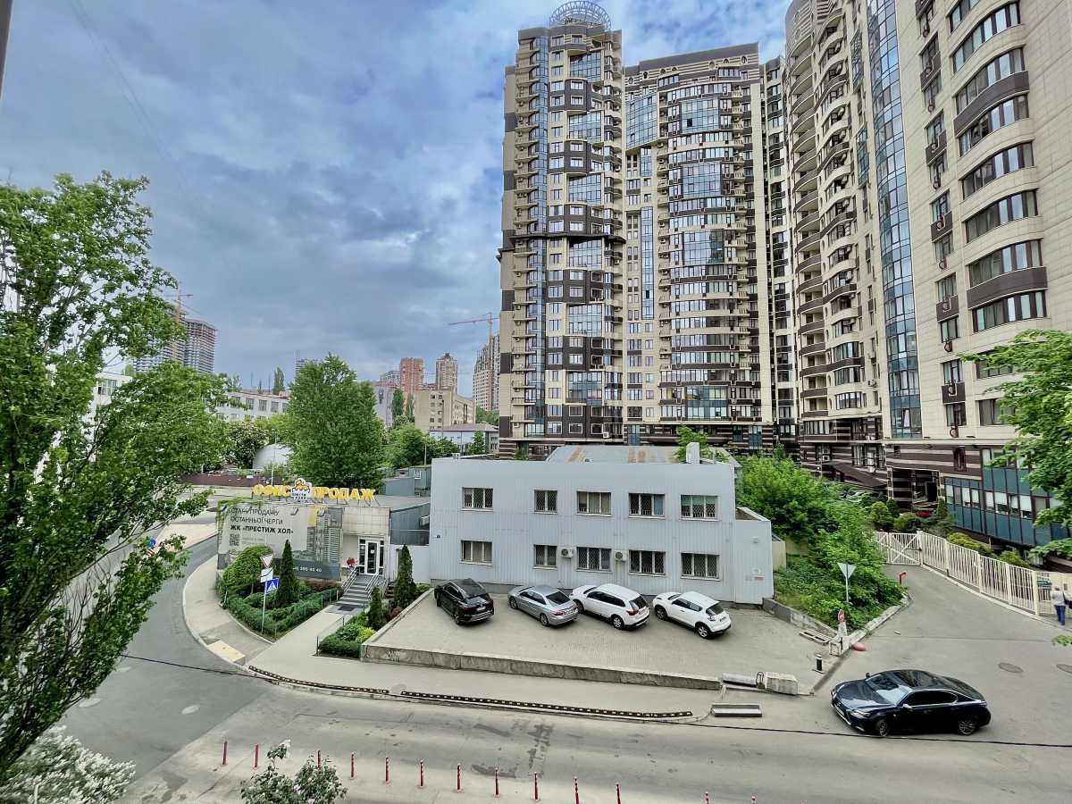 Оренда 4-кімнатної квартири 200 м², Василя Тютюнника вул., 40