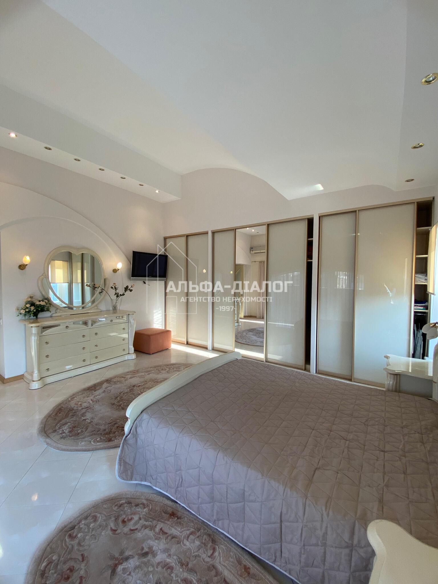Продажа 5-комнатной квартиры 252 м², Владимирская ул., 79