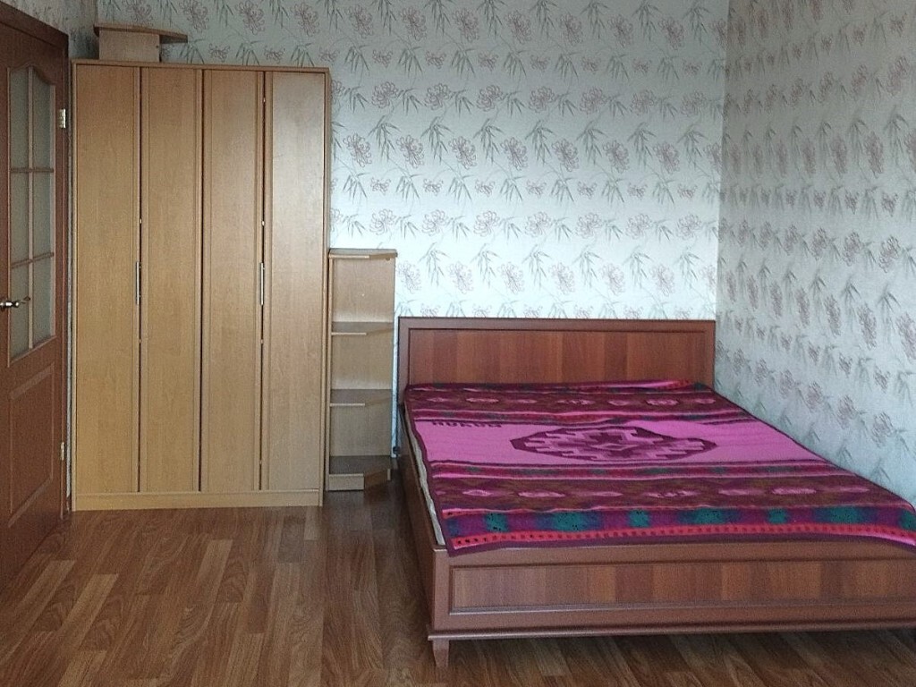 Продаж 1-кімнатної квартири 35 м², Середня вул., 61