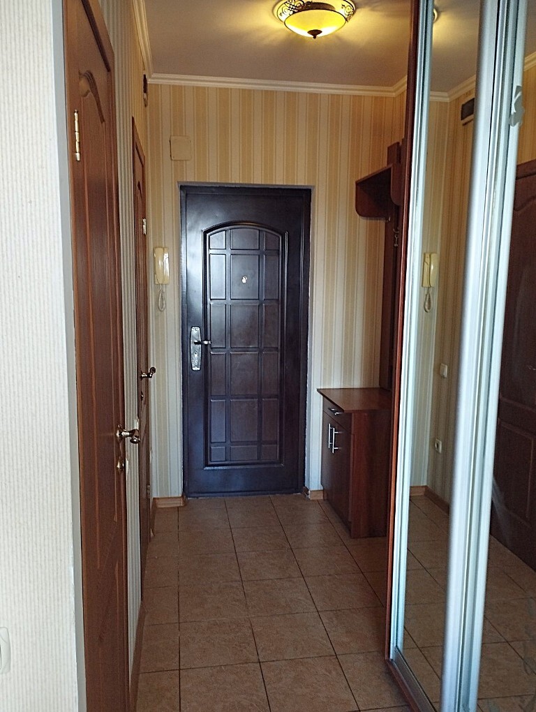 Продаж 1-кімнатної квартири 35 м², Середня вул., 61