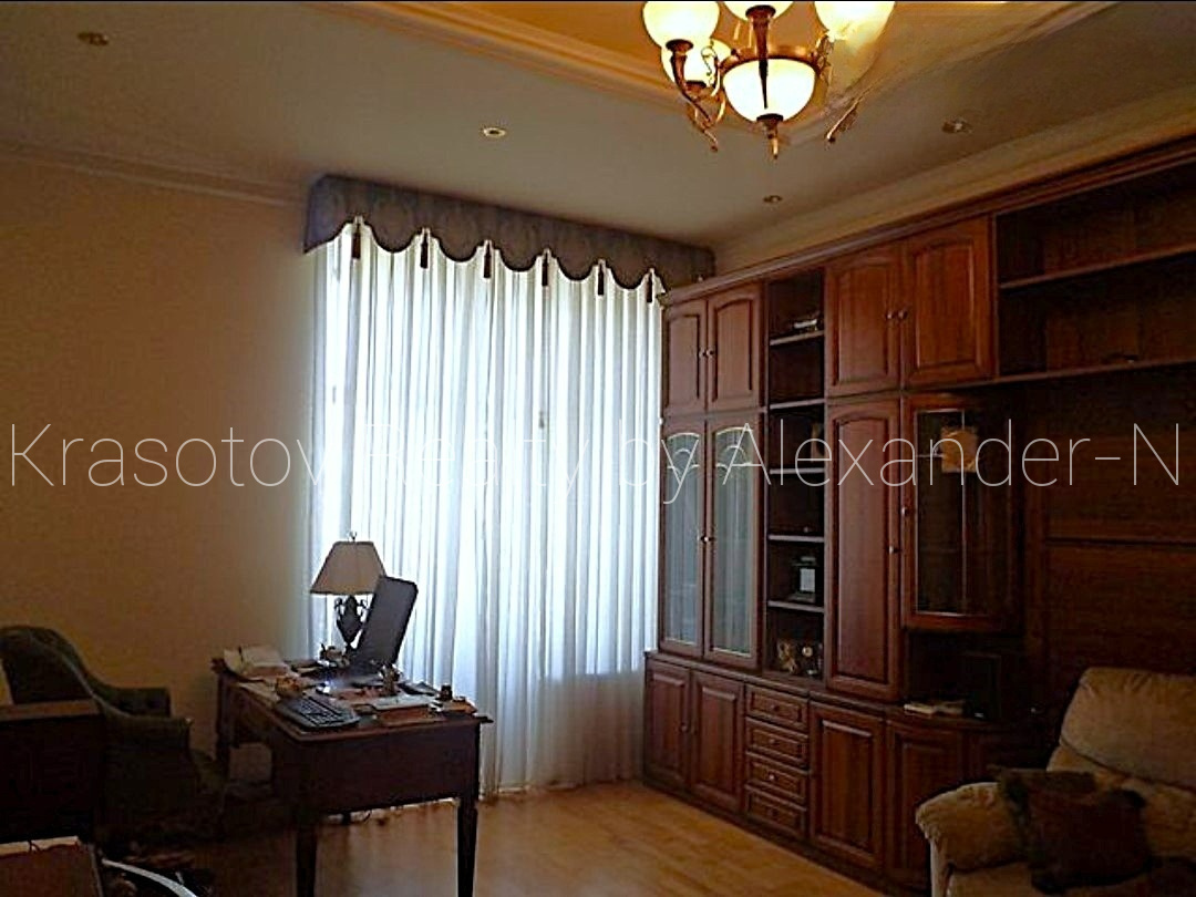 Продажа 5-комнатной квартиры 350 м², Екатерининская пл., 5