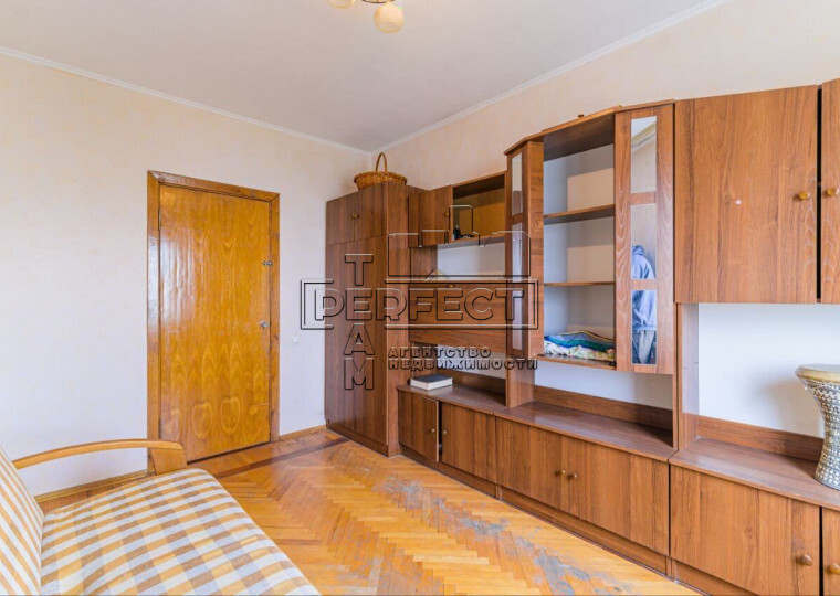Продаж 3-кімнатної квартири 72 м², Ревуцького вул., 25