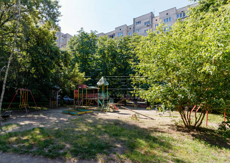 Продаж 3-кімнатної квартири 70 м², Булгакова вул., 7