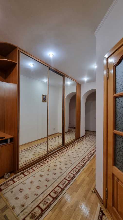 Продаж 3-кімнатної квартири 93 м², Прилужна вул., 4/15