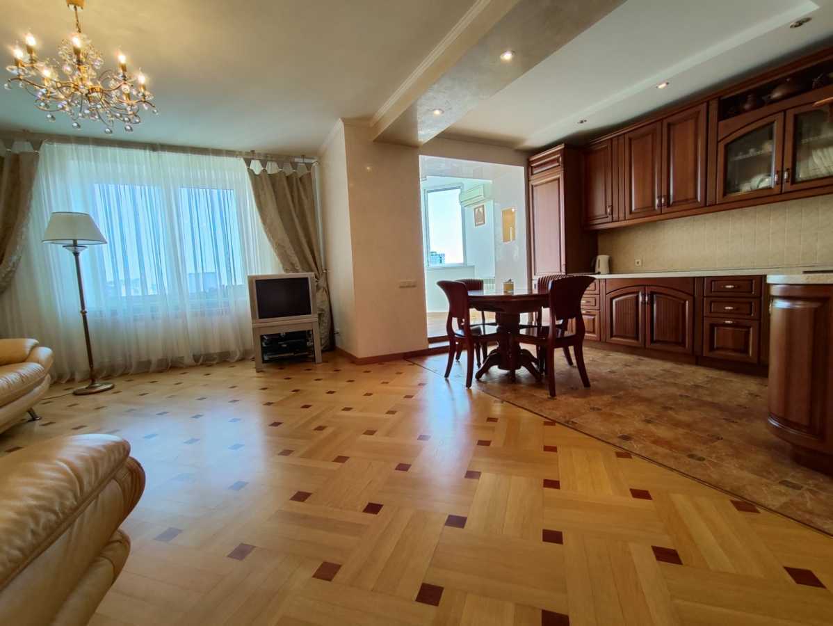 Продаж 3-кімнатної квартири 89 м², Васильківська вул., 18