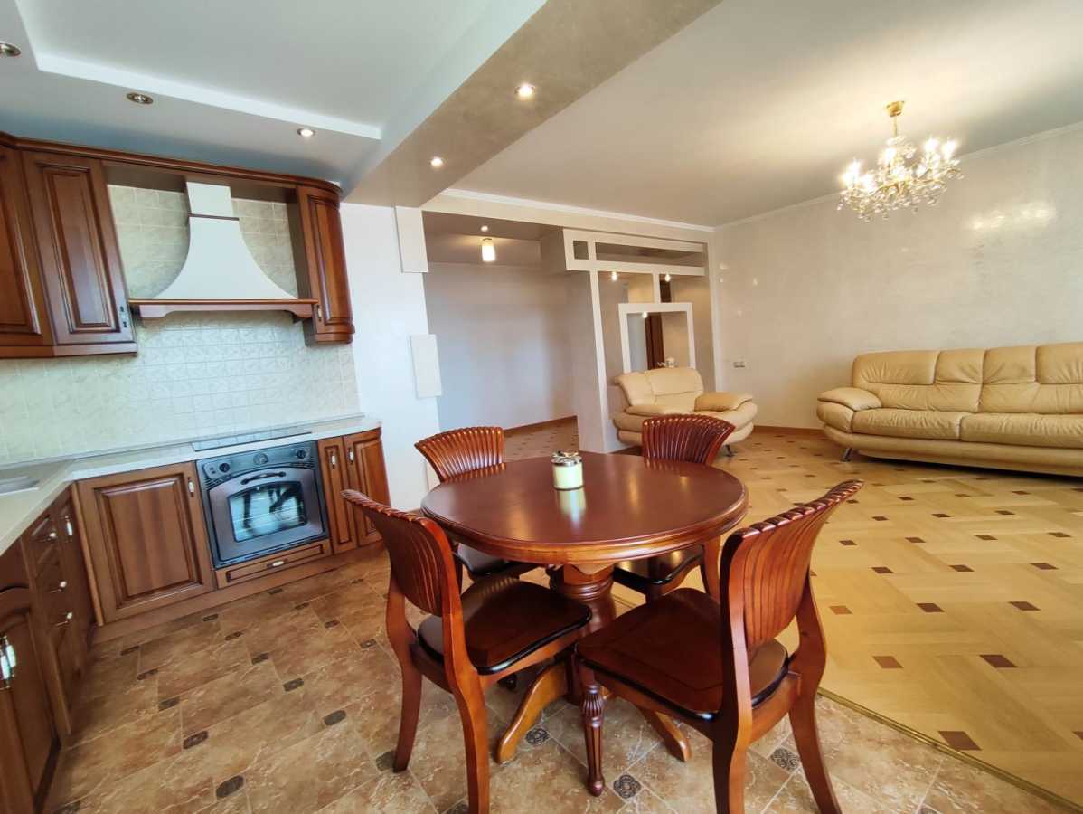 Продаж 3-кімнатної квартири 89 м², Васильківська вул., 18