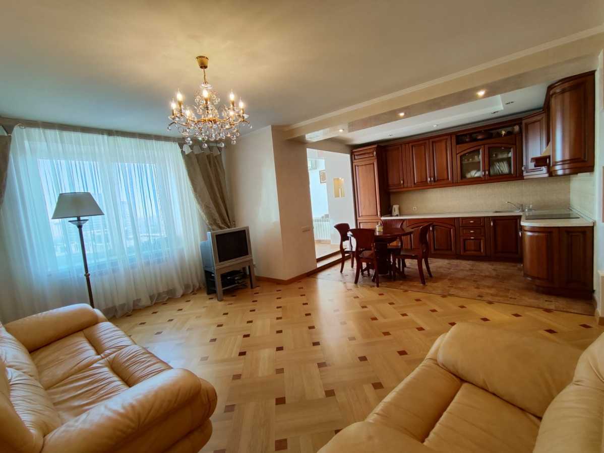 Продаж 3-кімнатної квартири 89 м², Васильківська вул., 18