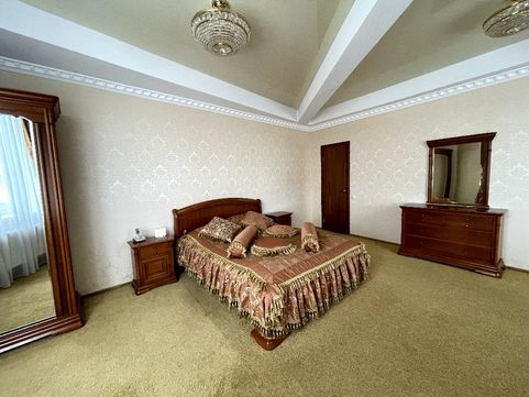 Котедж подобово 600 м²