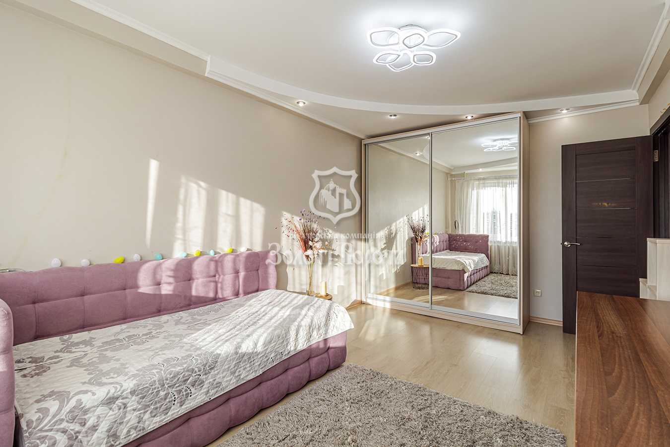 Продаж 3-кімнатної квартири 61.4 м², Світлицького вул., 13