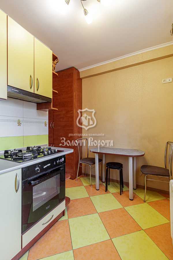 Продаж 3-кімнатної квартири 61.4 м², Світлицького вул., 13